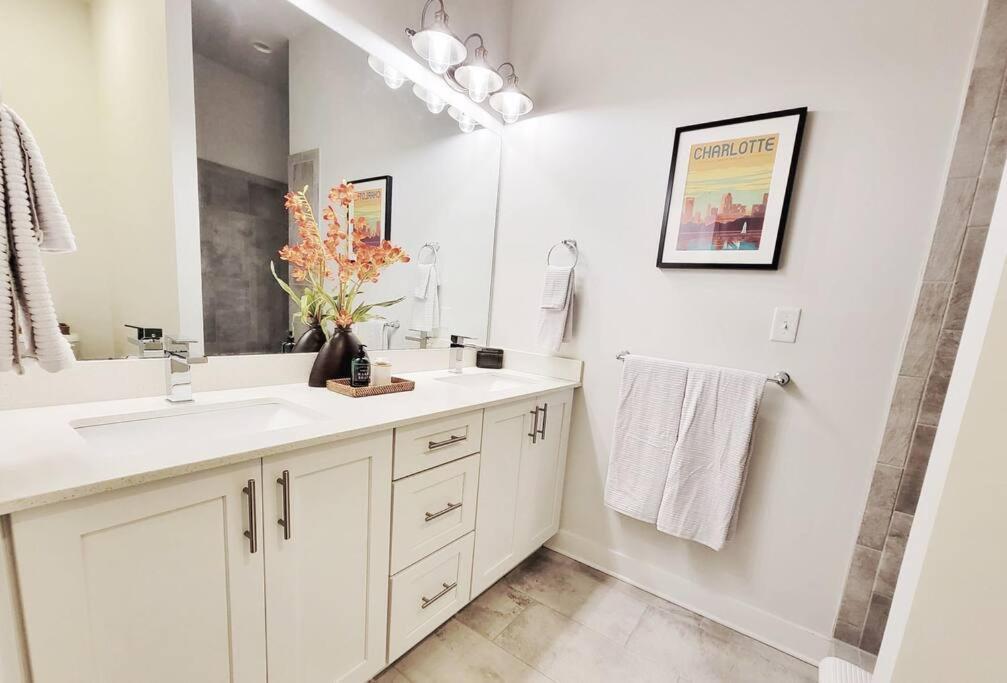 Appartamento New Stylish Getaway- 5 Mil To Uptown/3 Smart Tvs! Charlotte Esterno foto
