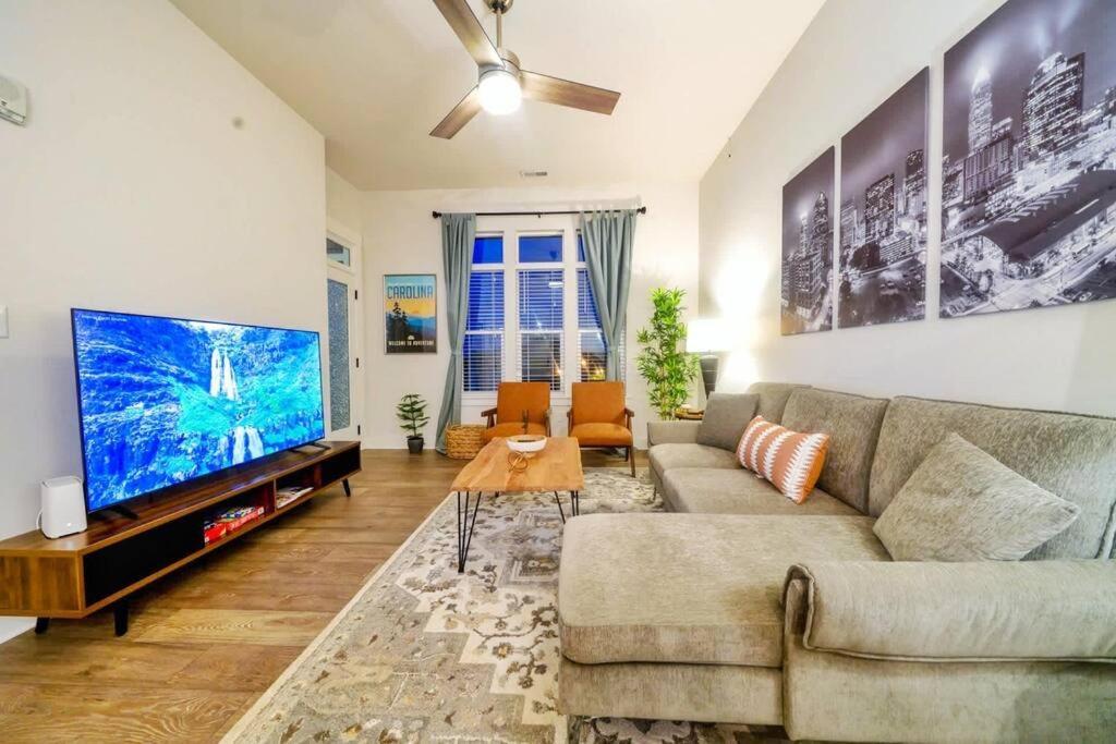 Appartamento New Stylish Getaway- 5 Mil To Uptown/3 Smart Tvs! Charlotte Esterno foto