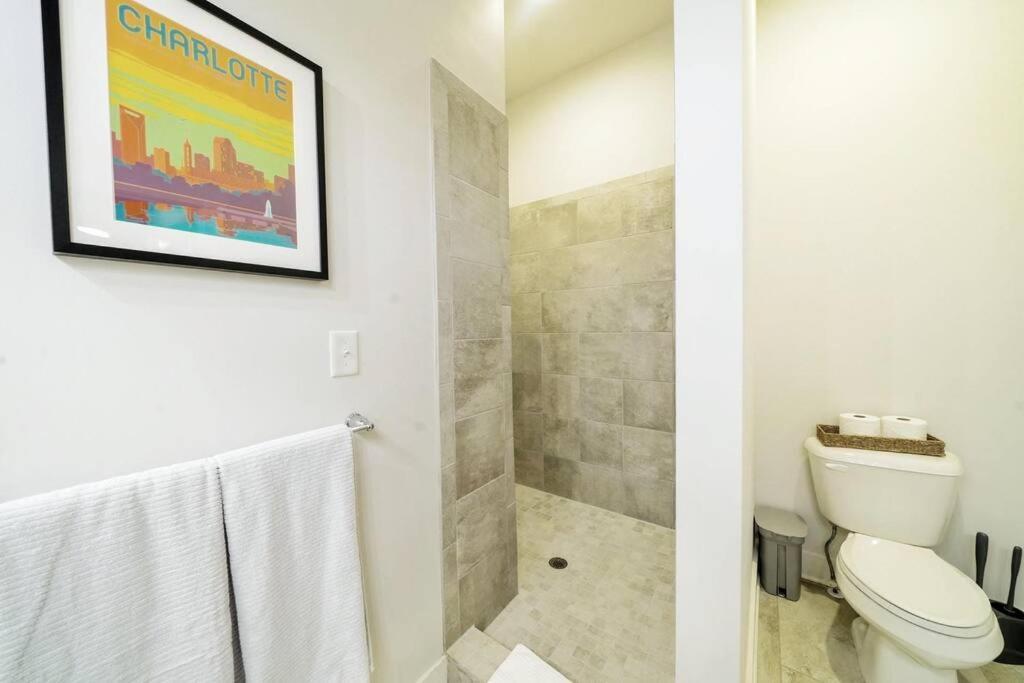 Appartamento New Stylish Getaway- 5 Mil To Uptown/3 Smart Tvs! Charlotte Esterno foto